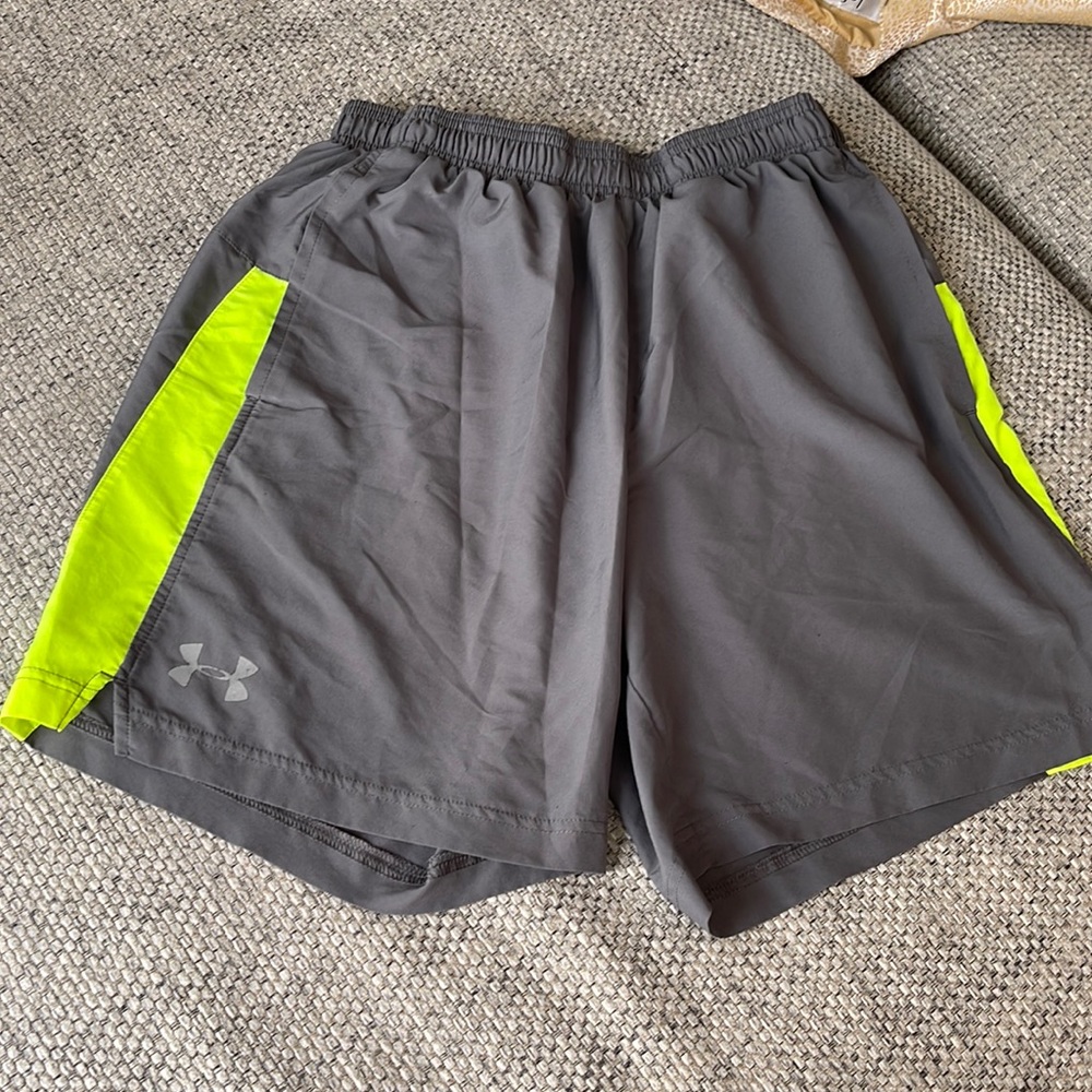 (SM) Under Armour HeatGear Shorts